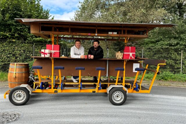 Bier-Bike Wagen mit zwei Männern
