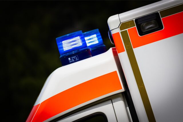 Ein Rettungswagen musste jetzt in Bottrop einem Pkw ausweichen, um einen Unfall zu verhindern (Symbolbild).