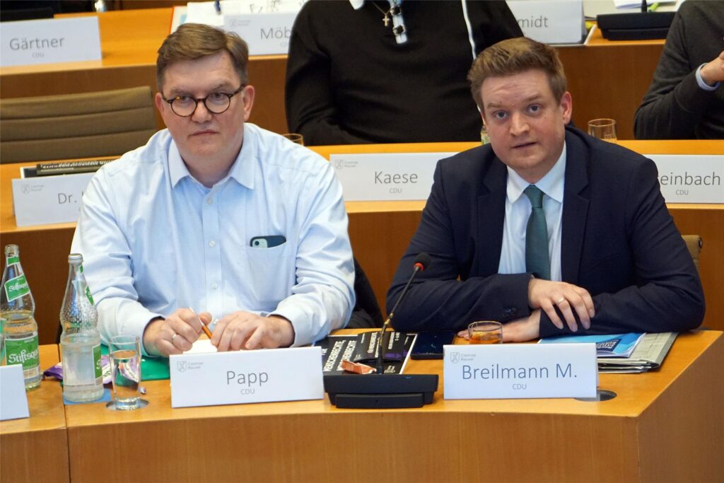 Michael Breilmann (r.), Fraktionsvorsitzender der CDU im Castrop-Rauxeler Stadtrat, neben dem Stadtverbands-Vorsitzenden Carsten Papp. Sie wollen Thomas Thiel als neuen Bürgermeister für Castrop-Rauxel. Michael Breilmann (r.), Fraktionsvorsitzender der CDU im Castrop-Rauxeler Stadtrat, neben dem Stadtverbands-Vorsitzenden Carsten Papp. Sie wollen Thomas Thiel als neuen Bürgermeister für Castrop-Rauxel.
