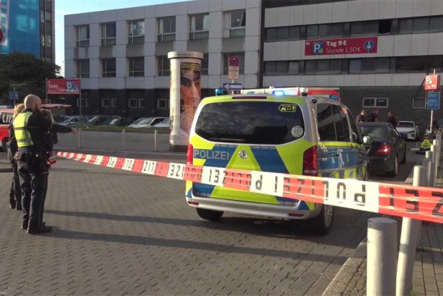 Nach einem tödlichen Streit zwischen zwei Männern unweit des Hauptbahnhofs in Dortmund stehen Polizisten an einer Absperrung.