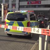 Nach einem tödlichen Streit zwischen zwei Männern unweit des Hauptbahnhofs in Dortmund stehen Polizisten an einer Absperrung.