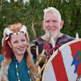 Zwei Personen in der Kluft der Wikinger