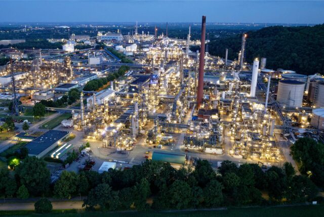 Nördlich der nächtlich erleuchteten BP-Raffinerie in Gelsenkirchen-Scholven könnte eine Pyrolyse-Anlage entstehen.