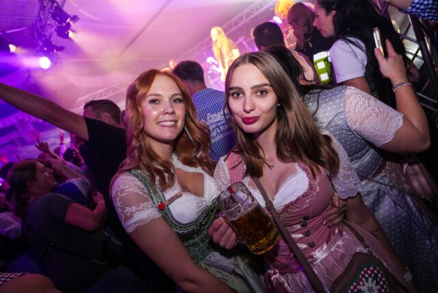Schlagersängerin Anna-Maria Zimmermann sorgte beim Finale des Recklinghäuser Oktoberfestes im Festzelt am Saatbruch-Gelände für Riesenstimmung.