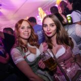 Schlagersängerin Anna-Maria Zimmermann sorgte beim Finale des Recklinghäuser Oktoberfestes im Festzelt am Saatbruch-Gelände für Riesenstimmung.