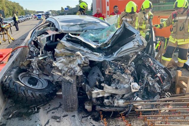 Nach einer Kollision mit einem Baustellenfahrzeug liegt ein zerstörtes Auto an einer Baustelle der A2 bei Bottrop. Die beiden Insassen wurden verletzt.