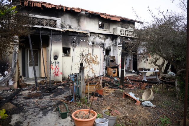 Schutt liegt vor dem zerstörten Haus der ermordeten Friedensaktivistin Vivian Silver im Kibbuz Beeri im Grenzgebiet zum Gaza-Streifen im Süden Israels.