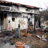 Schutt liegt vor dem zerstörten Haus der ermordeten Friedensaktivistin Vivian Silver im Kibbuz Beeri im Grenzgebiet zum Gaza-Streifen im Süden Israels.