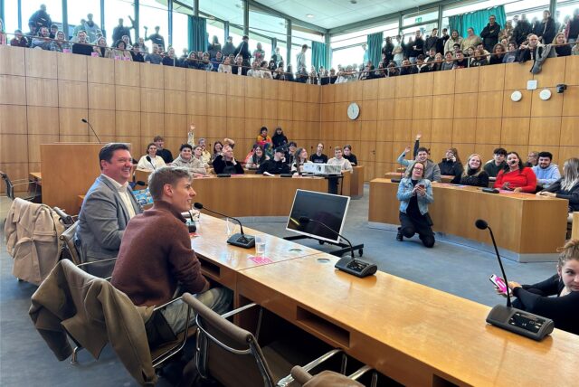 Levi Penell und Rajko Kravanja im Ratssaal vor den Fans und Pressevertretern.