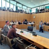 Levi Penell und Rajko Kravanja im Ratssaal vor den Fans und Pressevertretern.