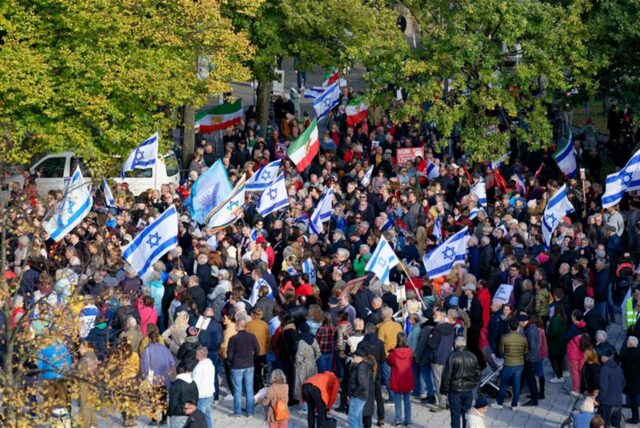 Teilnehmer halten beim „Marsch des Lebens“ des Jüdischen Studierendenverbandes Israelische Flaggen.