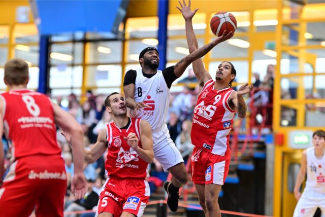 Bryant Allen zieht zum Korb