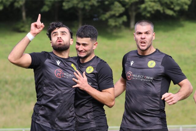 Rimon Haji (l.) traf nach nur wenigen Sekunden zur Führung für den FC 96 Recklinghausen im Testspiel gegen Eintracht Waltrop. Vier weitere Tore sollten vom Stürmer folgen.