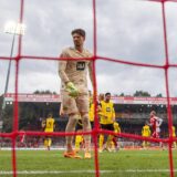 Gregor Kobel blickt Richtung eigenes Tor.