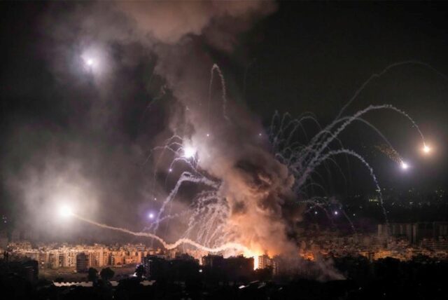 Flammen und Rauch steigen auf nach einem israelischen Luftangriff in Dahieh, Beirut, Libanon