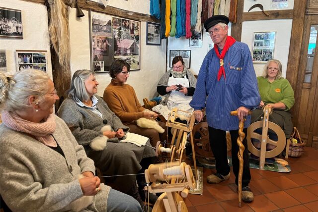 Kiepenkerl Willi Husmann im Gespräch mit der Spinngruppe des Heimatvereins
