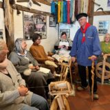 Kiepenkerl Willi Husmann im Gespräch mit der Spinngruppe des Heimatvereins