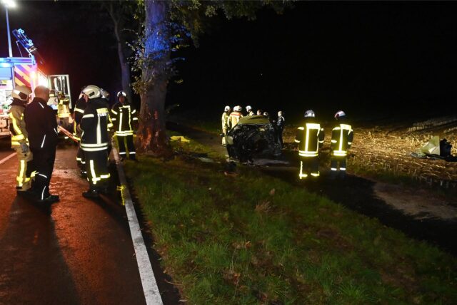 Ein Autofahrer ist am frühen Montagmorgen (7.10.) auf der Erler Straße in Dorsten-Rhade gegen einen Baum gefahren.