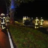 Ein Autofahrer ist am frühen Montagmorgen (7.10.) auf der Erler Straße in Dorsten-Rhade gegen einen Baum gefahren.