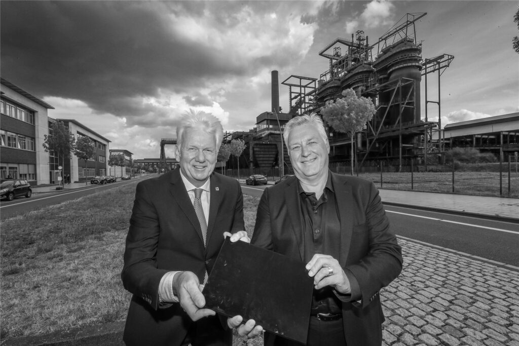 Gerben van Straaten (l.), hier mit dem damaligen Oberbürgermeister Ullrich Sierau, hatte große Pläne rund um die Phoenix-Hochöfen.