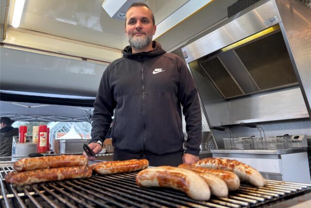 Mike Frisch im Emscherland-Imbiss. Zur Eröffnung der Brücke „Sprung über die Emscher“ stand die Bude schon in Henrichenburg.