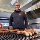 Mike Frisch im Emscherland-Imbiss. Zur Eröffnung der Brücke „Sprung über die Emscher“ stand die Bude schon in Henrichenburg.
