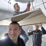 Jost Boer (l.), Timo Vieting (M.) und Collin Schubert bei den Arbeiten in der Halle des Cannabis-Clubs Castrop-Rauxel. Bald sollen hier die Hanf-Pflanzen wachsen und gedeihen.