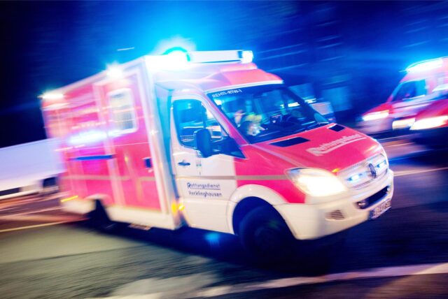 Ein Rettungswagen aus Recklinghausen fährt mit eingeschaltetem Blaulicht