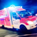 Ein Rettungswagen aus Recklinghausen fährt mit eingeschaltetem Blaulicht