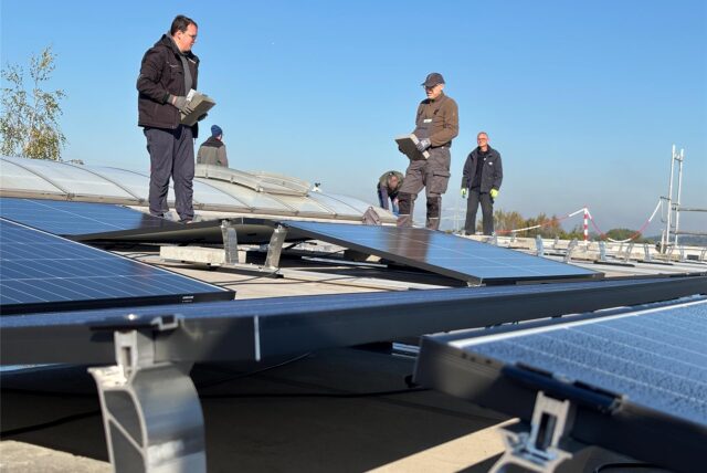 Auf dem Dach der WeWoLe-Werkstatt im Erin-Park wird eine Photovoltaikanlage gebaut. Die Genossenschaft Gemeinschaftsenergie baut sie auf.