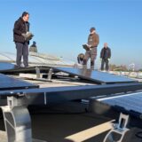 Auf dem Dach der WeWoLe-Werkstatt im Erin-Park wird eine Photovoltaikanlage gebaut. Die Genossenschaft Gemeinschaftsenergie baut sie auf.