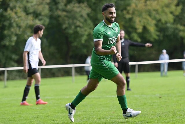 Jubel beim Matchwinner Emin Kara. Wird GW Erkenschwicks Doppelpacker gegen Genclikspor Recklinghausen auch der Spieler des Spieltags?