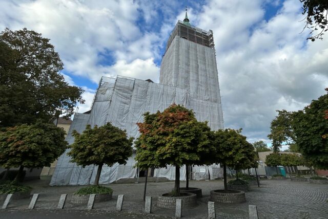 Eine Kirche ist eingerüstet
