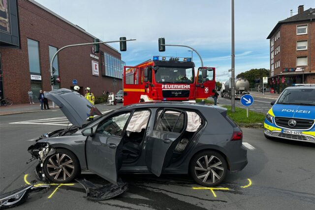 Ein Pkw und ein Wagen der Feuerwehr sind in Dorsten kollidiert.