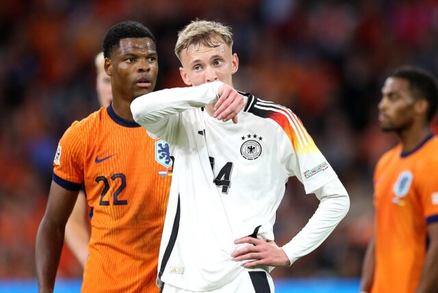 Maximilian Beier wischt sich den Mund ab.