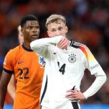 Maximilian Beier wischt sich den Mund ab.