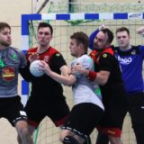 Der VfL hält dicht: Die Hülser Bernhard Bertlich (2.v.l.) und Jan Kluck fassen am Kreis energisch zu, Torhüter Jan Stach ist abwehrbereit.