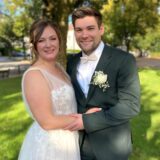 Fabienne und Tim Spiekermann stehen nach ihrer Trauung in der St. Martinus-Kirche in Herten-Westerholt auf dem Vorplatz.
