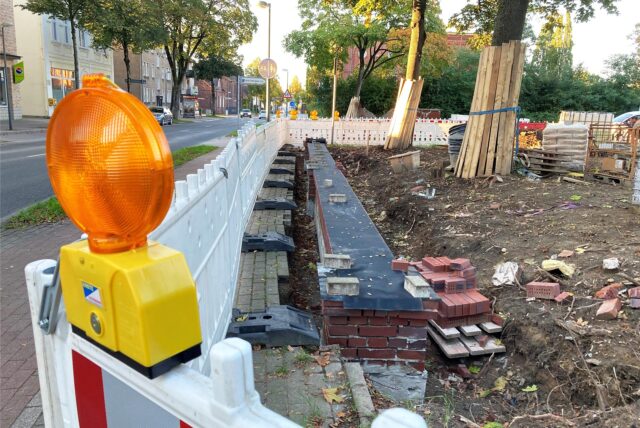 Absperrzäune stehen neben der alten Zechenmauer in Herten-Scherlebeck.