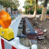 Absperrzäune stehen neben der alten Zechenmauer in Herten-Scherlebeck.