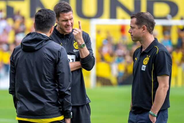 BVB-Sportdirektor Sebastian Kehl gestikuliert, Sportgeschäftsführer Lars Ricken und Trainer Nuri Sahin hören zu.