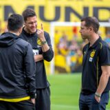 BVB-Sportdirektor Sebastian Kehl gestikuliert, Sportgeschäftsführer Lars Ricken und Trainer Nuri Sahin hören zu.