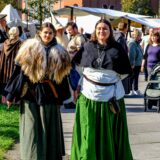 Zwei Frauen in mittelalterlicher Kleidung auf dem Mittelaltermarkt in Recklinghausen.