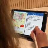 Ein Kind lernt an einem iPad.