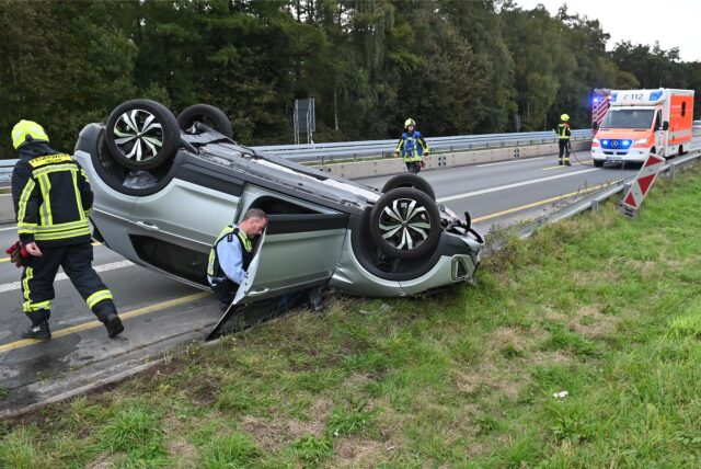 Ein 72-jähriger Fahrer überschlug sich aus bislang ungeklärter Ursache im Ausfahrtbereich Richtung Reken auf der A31.