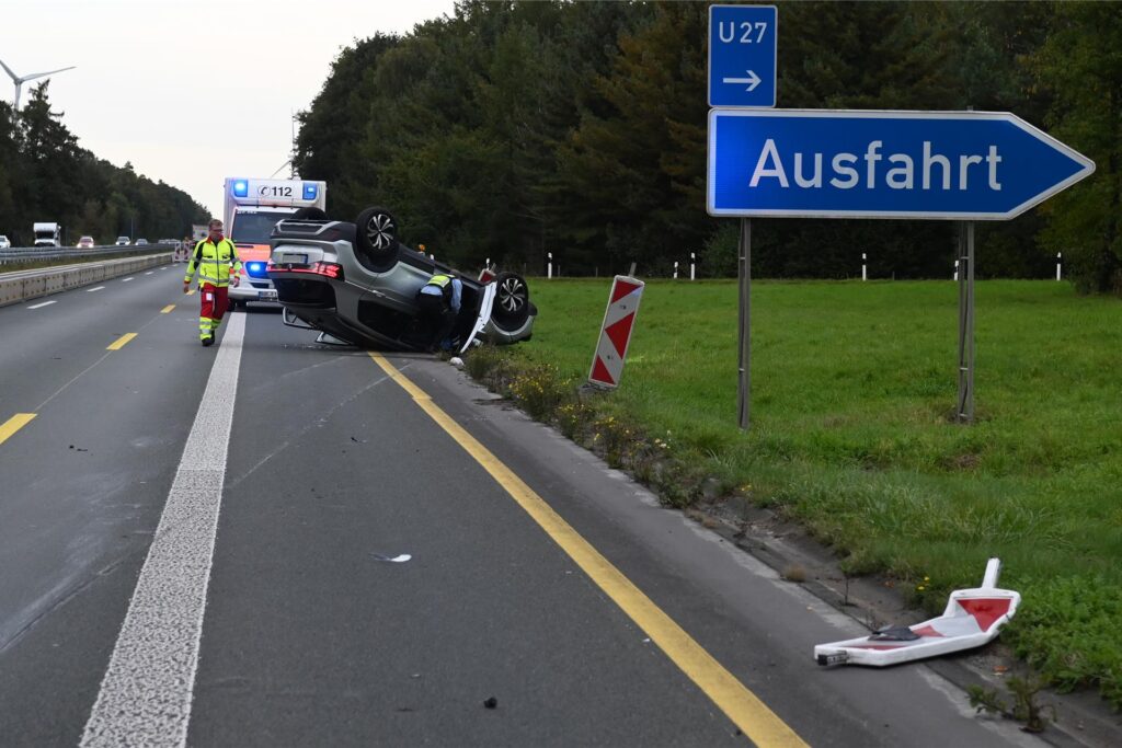 Der Fahrer wurde zur weiteren Kontrolle in ein nahegelegenes Krankenhaus gebracht. Der Fahrer wurde zur weiteren Kontrolle in ein nahegelegenes Krankenhaus gebracht.