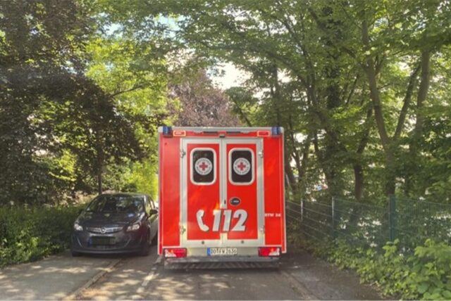 Rettungswagen kommt nur gerade so durch eine enge Straße in Dortmund-Schönau