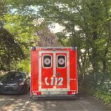 Rettungswagen kommt nur gerade so durch eine enge Straße in Dortmund-Schönau