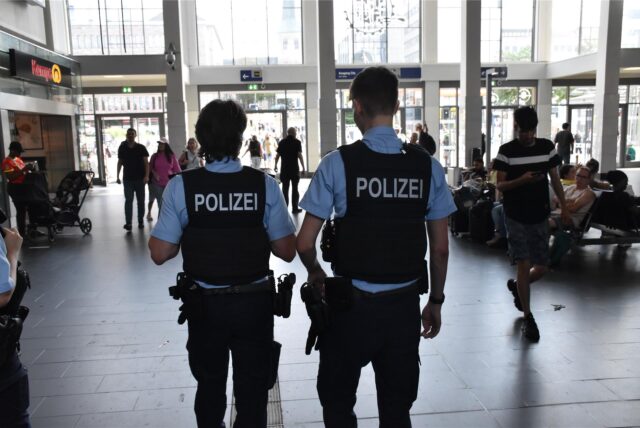 Zwei Polizisten kontrollieren den Dortmunder Hauptbahnhof (Symbolbild).