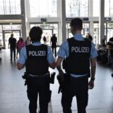 Zwei Polizisten kontrollieren den Dortmunder Hauptbahnhof (Symbolbild).